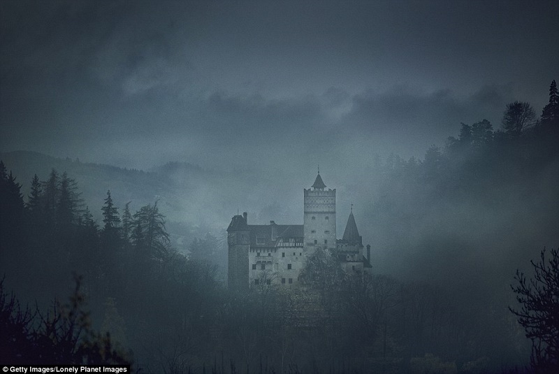 Lâu đài Dracula mở cửa cho khách vào ngủ trong quan tài