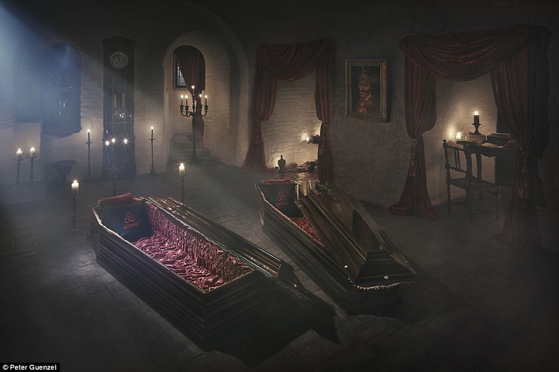 {}, lâu đài dracula mở cửa cho khách vào ngủ trong quan tài