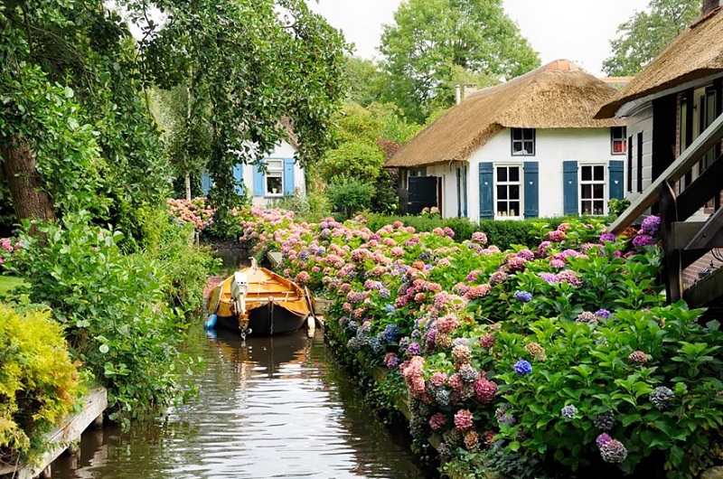 Giethoorn, ngôi làng chỉ có thể di chuyển bằng thuyền ở Hà Lan