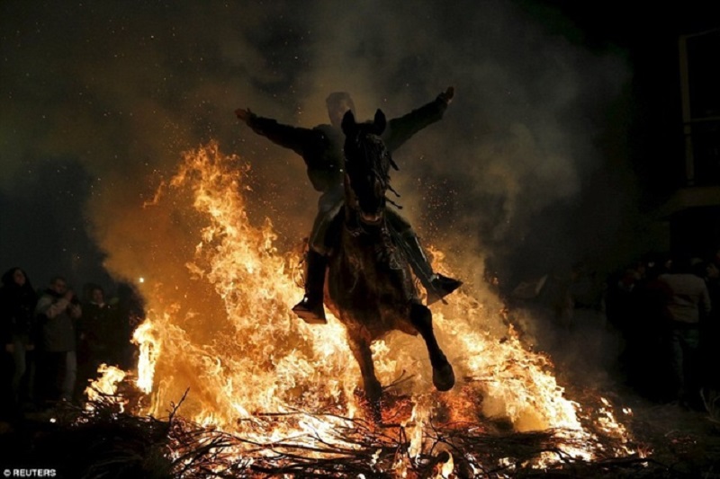 {}, choáng với lễ hội phi ngựa qua lửa độc đáo ở tây ban nha