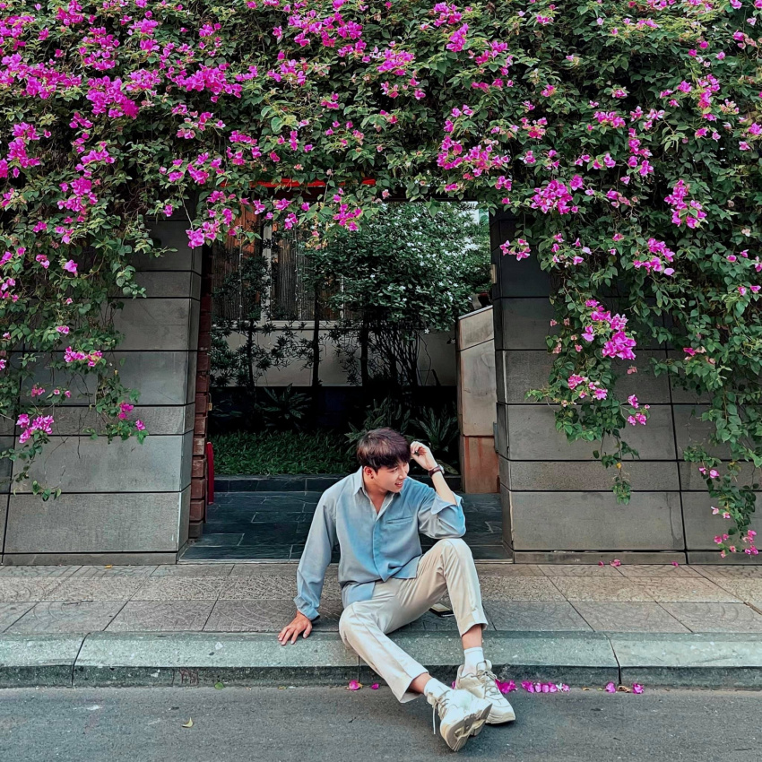 Con đường hoa giấy Sài Gòn nở rộ đẹp tựa chốn cổ tích - ALONGWALKER