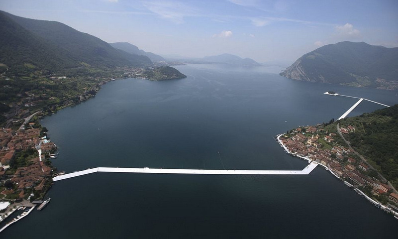 Trải nghiệm lạ đi trên cầu nhựa dẻo nối giữa hai hòn đảo tại Ý