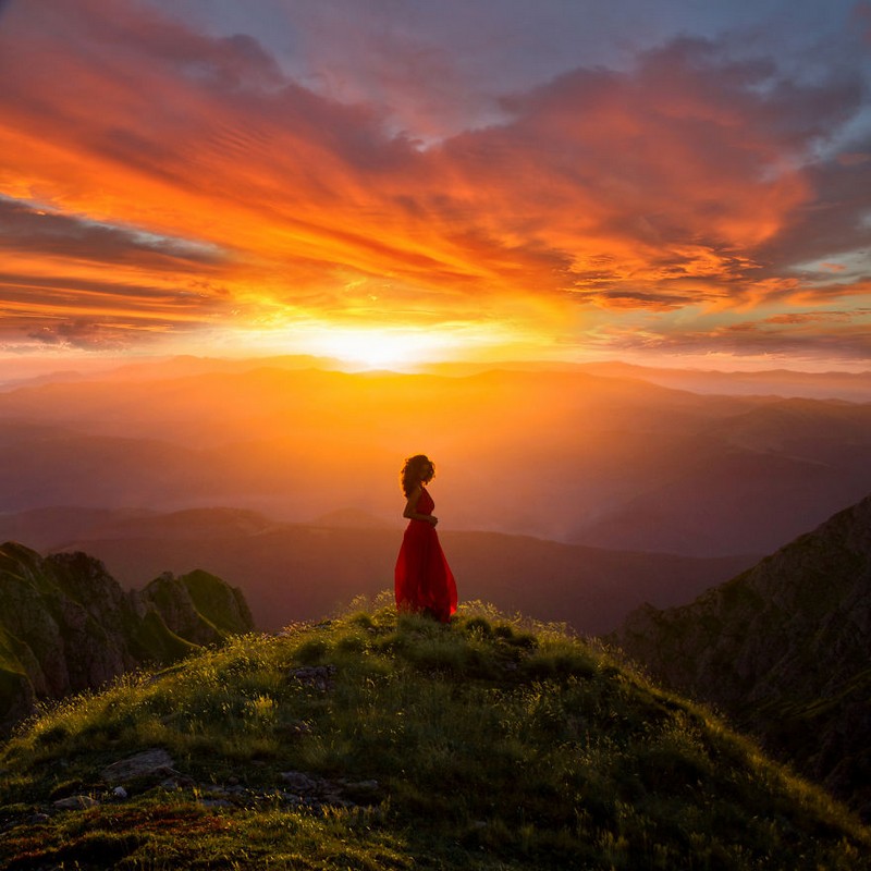 “Người phụ nữ mặc váy đỏ” giữa thiên nhiên tuyệt mỹ ở Romania