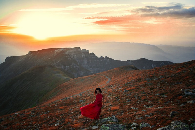 {}, “người phụ nữ mặc váy đỏ” giữa thiên nhiên tuyệt mỹ ở romania