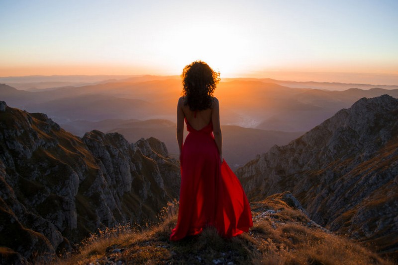 {}, “người phụ nữ mặc váy đỏ” giữa thiên nhiên tuyệt mỹ ở romania