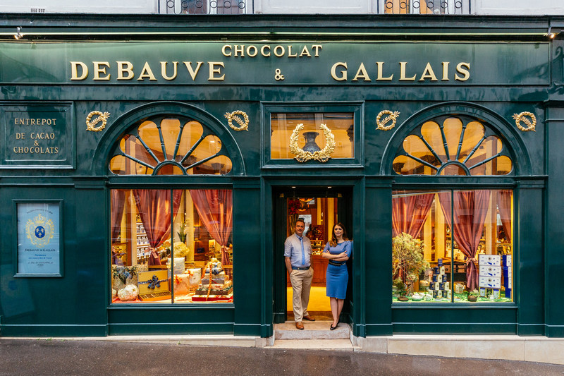 Bạn sẽ phải trầm trồ khi xem mặt tiền sặc sỡ của các cửa hiệu ở Paris