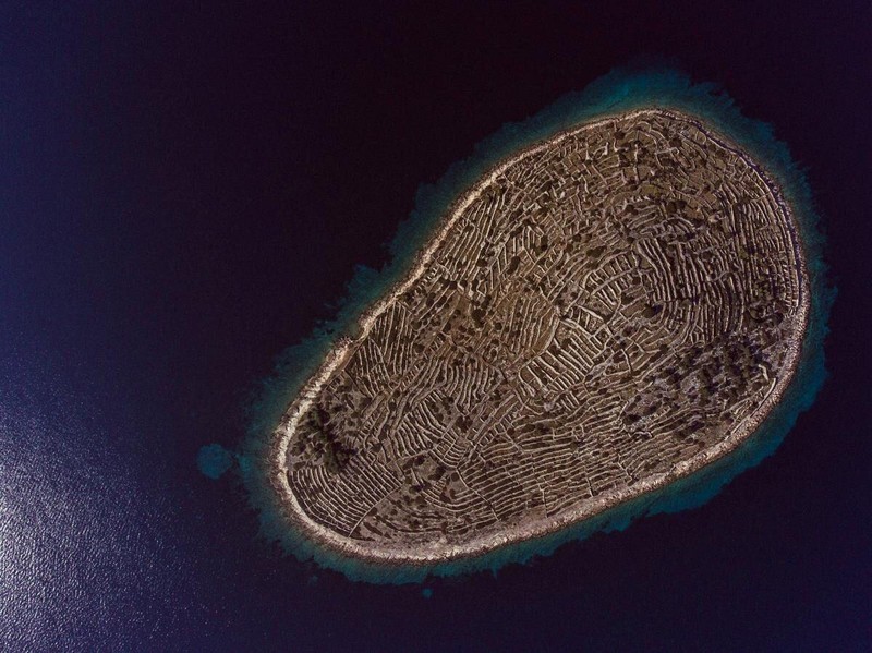 {}, hòn đảo có hình dạng như một dấu vân tay khổng lồ giữa biển khơi