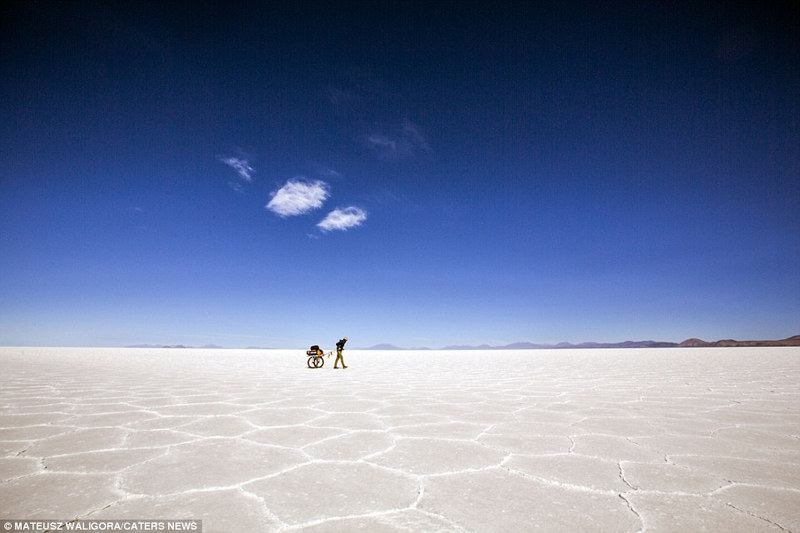 {}, một mình lang thang qua sa mạc muối bolivia