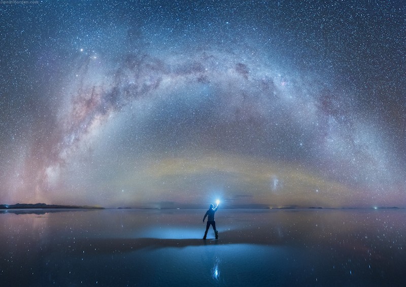 {}, diệu kỳ dải ngân hà phản chiếu trên cánh đồng muối lớn nhất thế giới