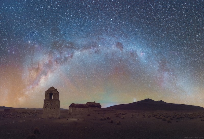{}, diệu kỳ dải ngân hà phản chiếu trên cánh đồng muối lớn nhất thế giới
