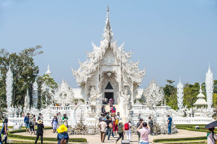 Du lịch Thái Lan ghé thăm ngôi chùa trắng tinh khiết có “1-0-2” này