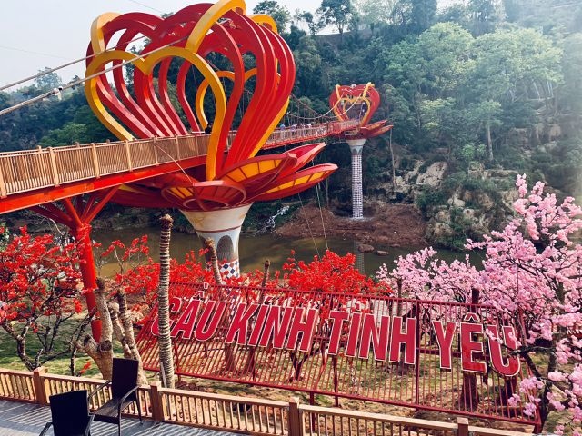 Cầu Kính Tình Yêu 5D đầu tiên tại VN “gây sốt” mùa du lịch hè vì đẹp ngoài sức tưởng tượng