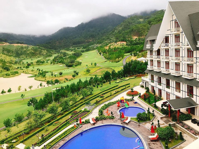 Khách sạn Đà Lạt “cực Tây” có view hồ bơi ngắm trọn đồi núi sang xịn hết nấc