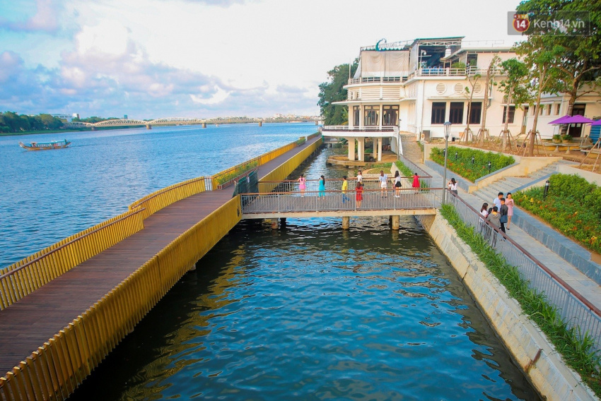 Cầu đi bộ lát gỗ lim 64 tỷ trên sông Hương trở thành địa điểm “hot” nhất ở Huế dù chưa khánh thành