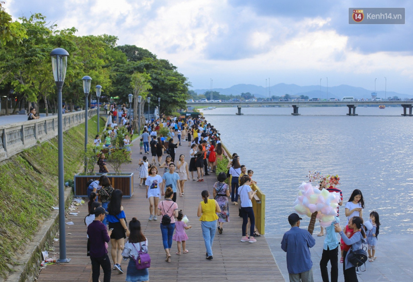 du lịch huế, đi huế, cầu đi bộ lát gỗ lim 64 tỷ trên sông hương trở thành địa điểm “hot” nhất ở huế dù chưa khánh thành