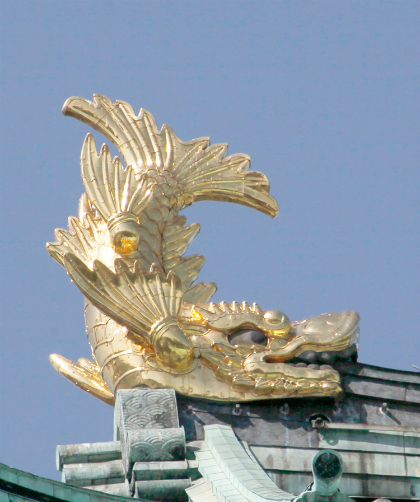 cặp cá kình bí ẩn trên nóc lâu đài nagoya nhật bản