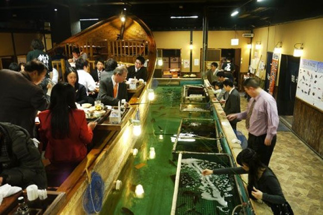 Độc đáo nhà hàng Nhật buộc thực khách tự “đánh bắt” thức ăn cho mình