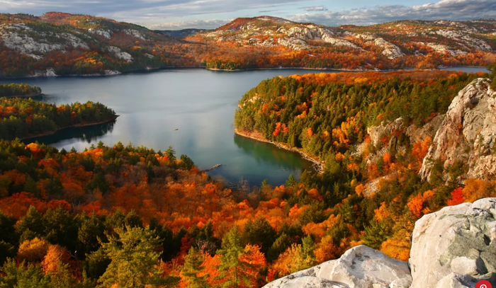 Tận hưởng mùa thu vàng tuyệt đẹp ở vương quốc lá phong Canada