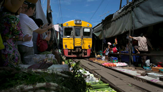 Ngạc nhiên chuyến tàu tốc hành ngang qua chợ “cảm giác mạnh” Thái Lan