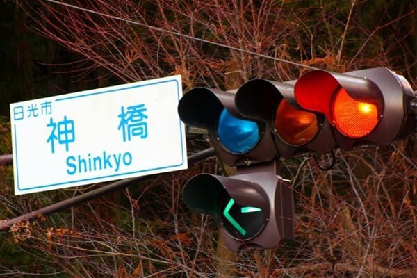 Đến Nhật Bản suốt nhưng bạn có thắc mắc đèn giao thông ở Nhật có màu xanh lam thay vì màu xanh lục?