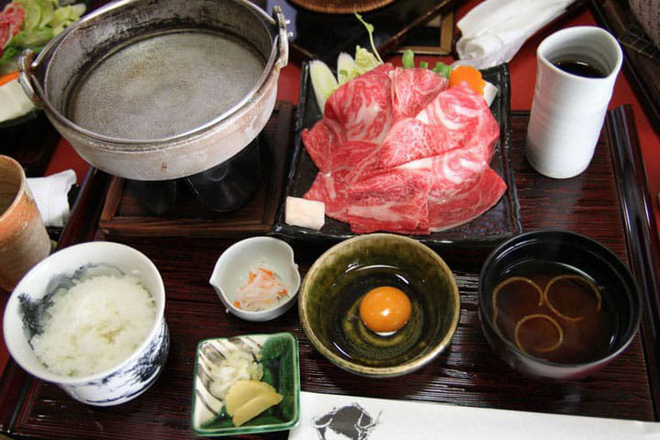 mê ẩm thực nhật bản mà không biết món sukiyaki thì quả là đáng tiếc
