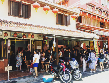 du lịch malaysia, món cơm viên tròn khiến khách đứng chờ trong nắng để mua