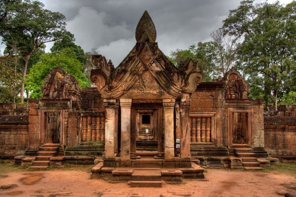 Tham quan ngôi đền Banteay Srey cổ kính