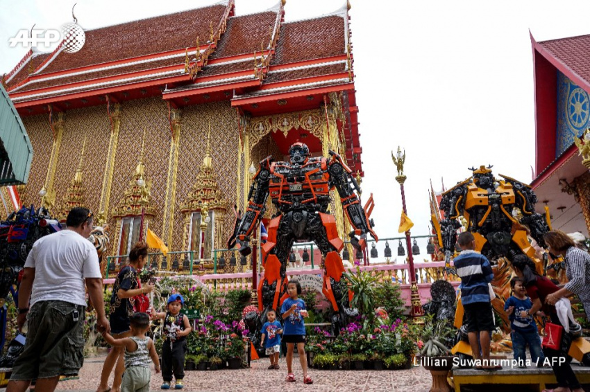 Chùa Thái Lan bất ngờ xuất hiện 3 người máy Transformer cao 8 mét ‘đứng gác’