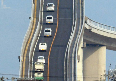 Cây cầu ở Nhật khiến nhiều người toát mồ hôi khi nhìn