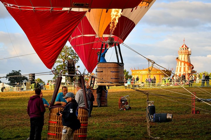 choáng ngợp trước lễ hội khinh khí cầu lớn nhất châu âu