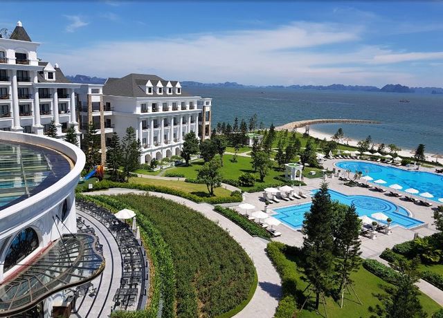Một vòng khám phá khách sạn Hạ Long “sang xịn” biệt lập trên đảo có view biển 360 độ