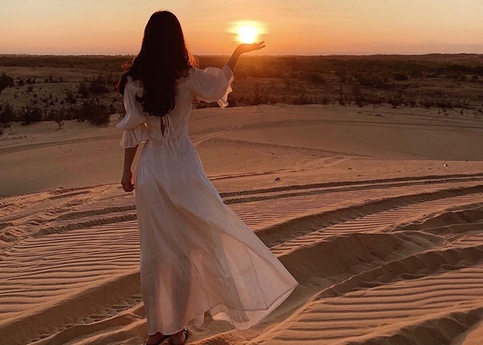 Ngắm hoàng hôn trên đồi cát ở những tiểu sa mạc vô cùng lãng mạn