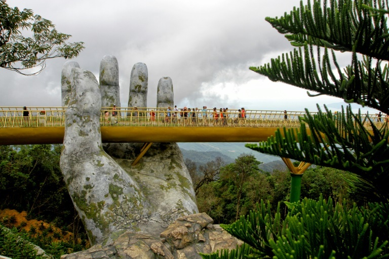 Bước đi trong tay của các vị thần: Cầu Vàng Việt Nam trở thành hiện tượng lạ