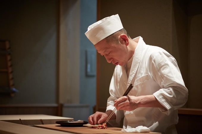 Nhà hàng sushi nơi đầu bếp mất 17 tiếng chế biến một con cá