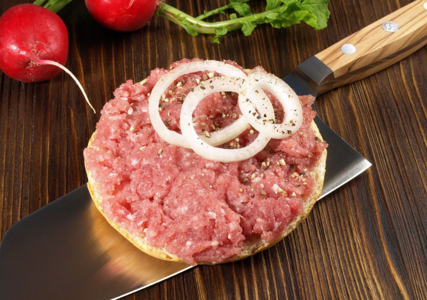 hết nhật, thái, hàn có mấy món “ăn tươi nuốt sống” thì đức cũng góp vị với hamburger thịt lợn sống nghe thôi cũng ngại miệng
