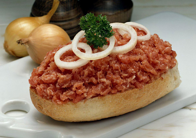 hết nhật, thái, hàn có mấy món “ăn tươi nuốt sống” thì đức cũng góp vị với hamburger thịt lợn sống nghe thôi cũng ngại miệng