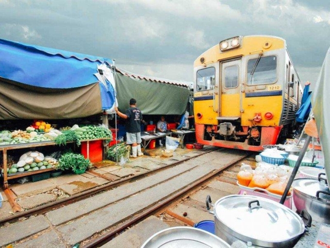 Du lịch Thái Lan đến khu chợ có đường tàu ‘mạo hiểm’