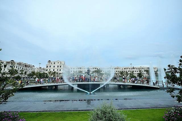 hòa bình square, có gì thú vị tại quảng trường nhạc nước mới toanh ở sài gòn?