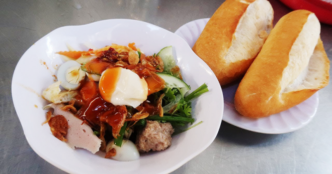 Độc lạ món bánh mì chấm 40 năm hút khách ở Nha Trang