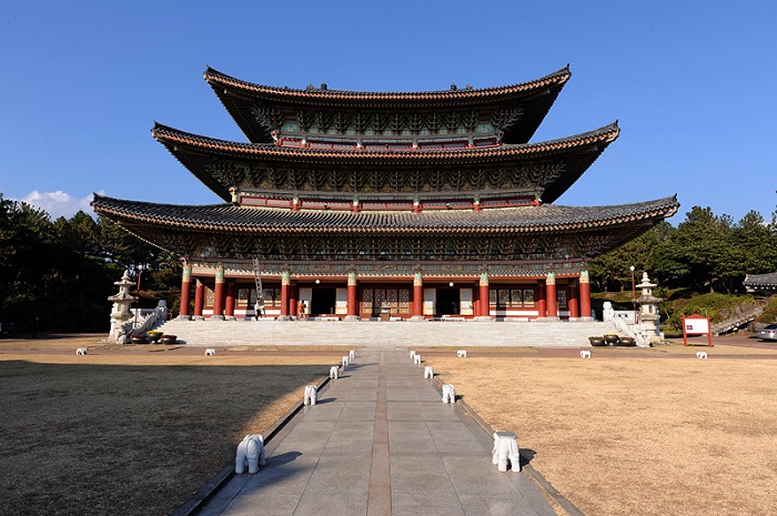 Vẻ đẹp hiện đại của Chùa Yakcheonsa ở Hàn Quốc