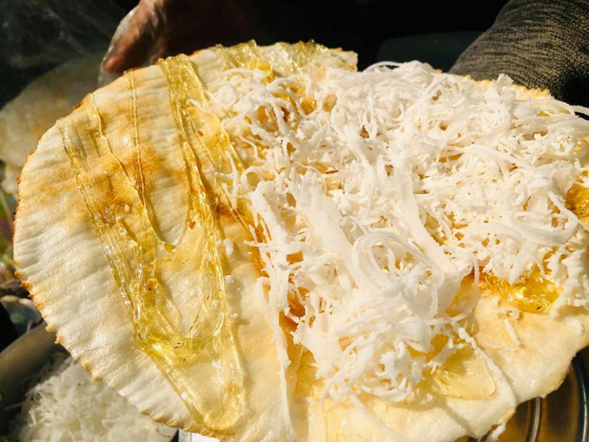 Bánh tráng mạch nha dừa ngon tại bờ kè Trần Quang Diệu – Trường Sa quận 3