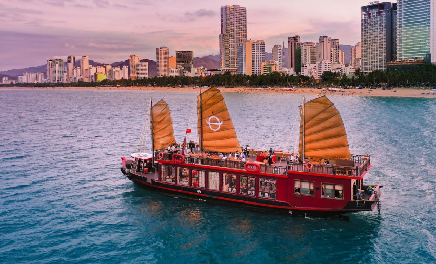 Góc review: Du thuyền 5 sao Hạ Long có sang chảnh “như lời đồn”? | Yeah Travel