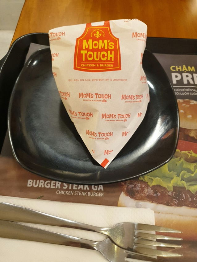 ăn uống,   													mom’s touch – chicken & burger – quán gà ăn ngon mê ly tại 16 hoàng việt, quận tân bình