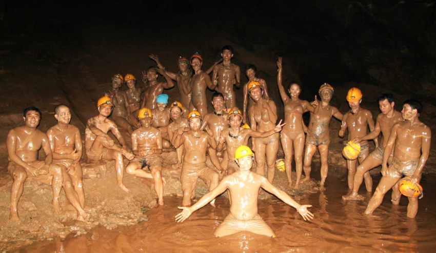 trải nghiệm tắm bùn trong hang tối khi đi quảng bình