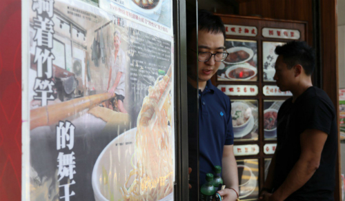 du lịch hong kong, khách xếp hàng dài vào tiệm mì 70 năm sắp đóng ở hong kong