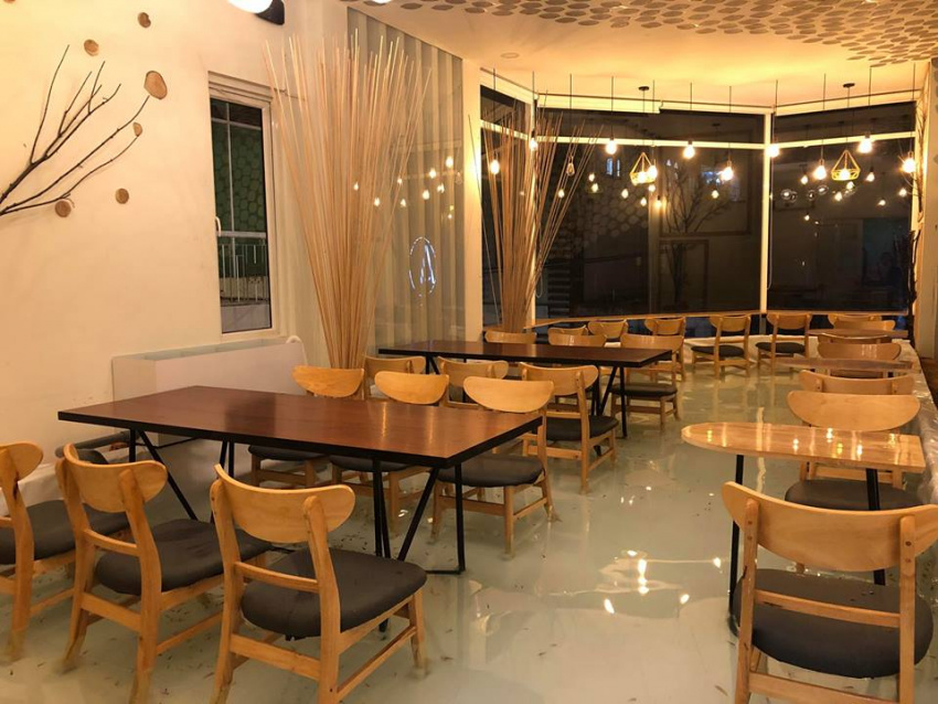 Đi Sài Gòn ghé quán cà phê có cá lội dưới chân đầu tiên tại Sài Gòn