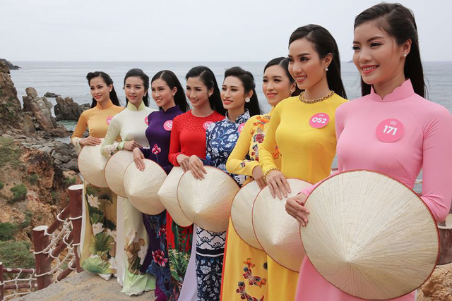 30 thí sinh hoa hậu phía Nam làm sáng bừng Eo Gió với áo dài rực rỡ Hoa Hậu