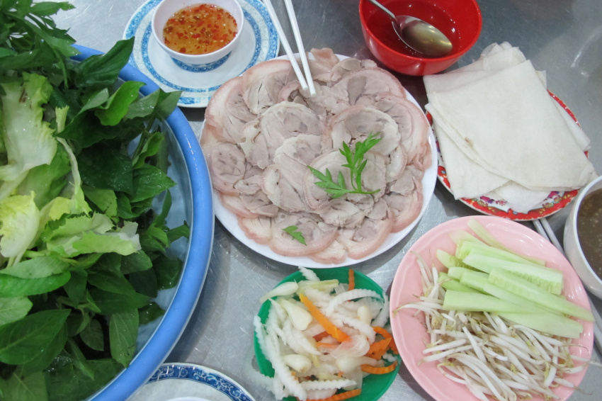 Những địa chỉ bánh tráng cuốn thịt heo ngon cho du khách đi Đà Nẵng
