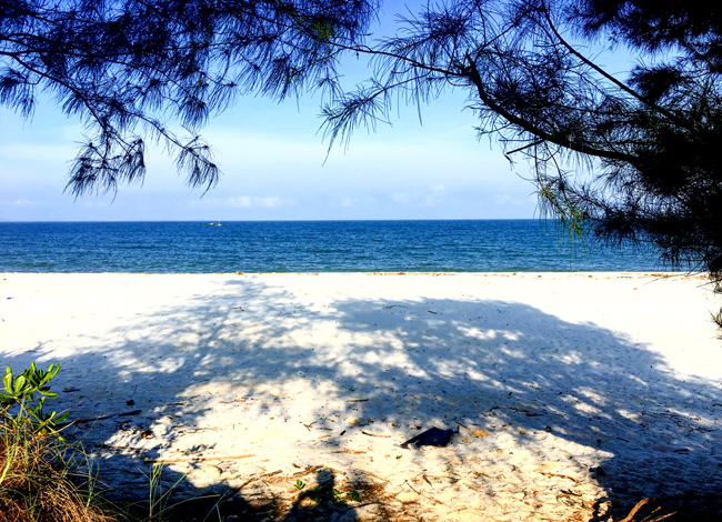 Tận hưởng biển xanh, cát trắng mùa du lịch hè trên đảo Quan Lạn