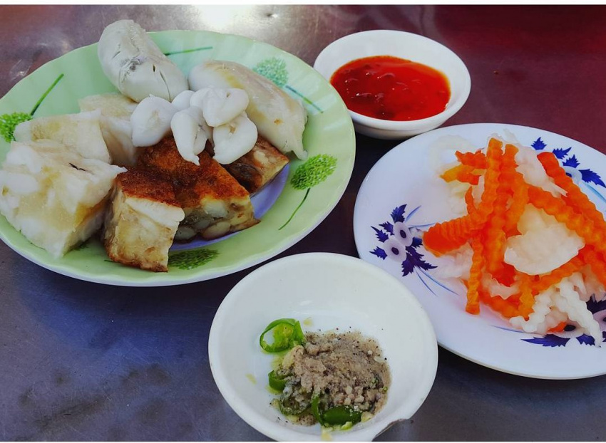 Trứng mực ăn kèm rau răm, đồ chua say lòng khách du lịch Phan Thiết